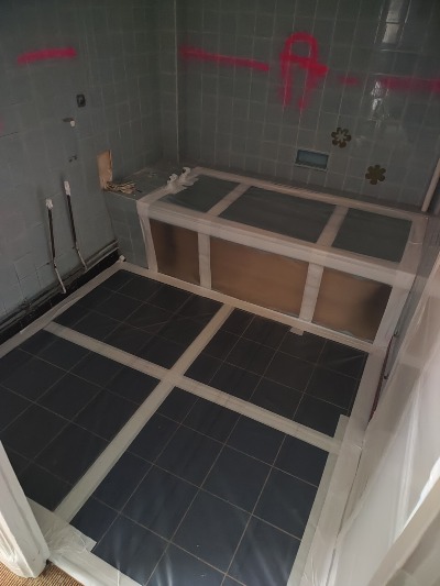 Couverture complète d'une salle de bain avant intervention